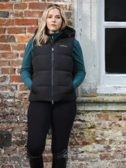 LeMieux Kenza Puffer Gilet Black 12 LeMieux Kenza Puffer Gilet Black -Equestrian Supply Store it03572 lifestyle kenzapuffergilet black 7 pt