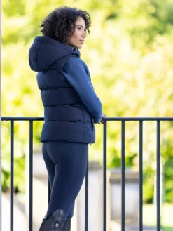 LeMieux Kenza Puffer Gilet Navy 13 LeMieux Kenza Puffer Gilet Navy -Equestrian Supply Store it03573 lifestyle kenzapuffergilet navy 2 pt